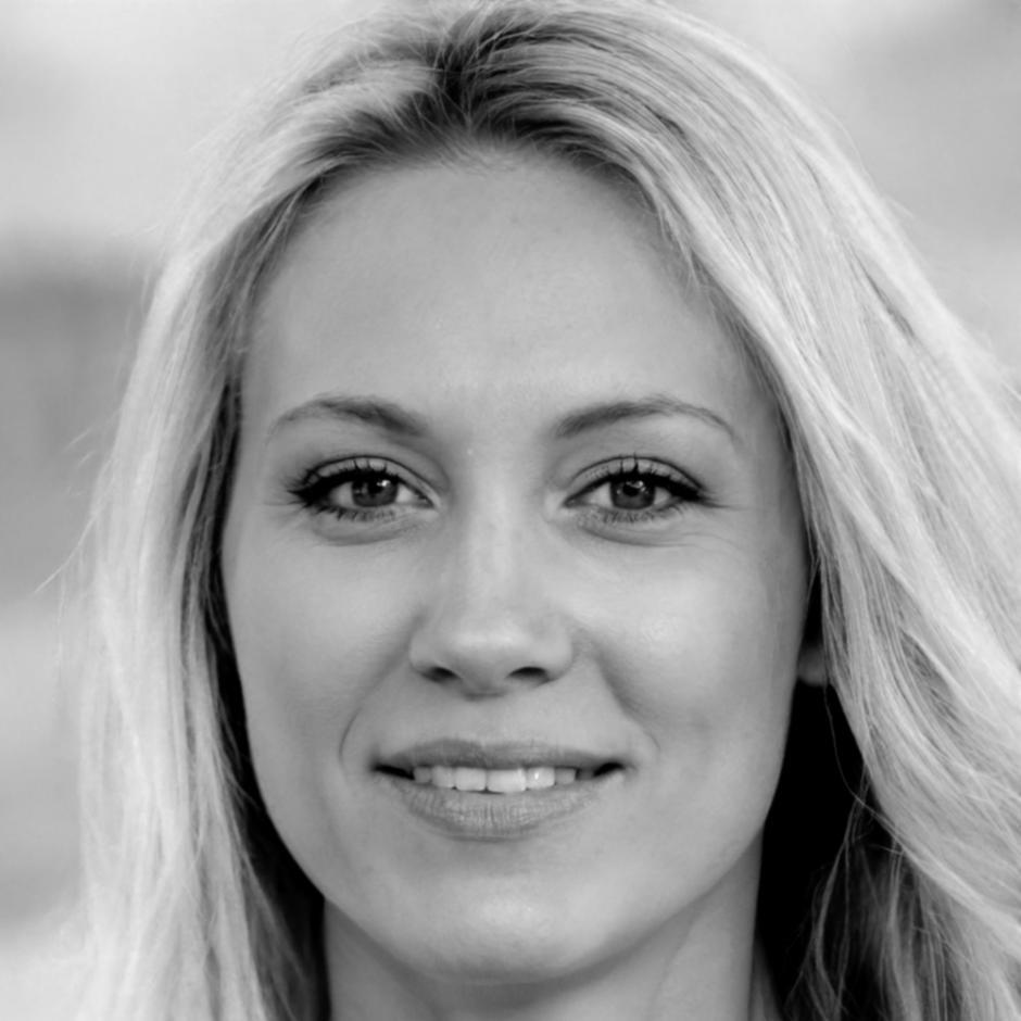 Experte en analyse financière présentant des données budgétaires